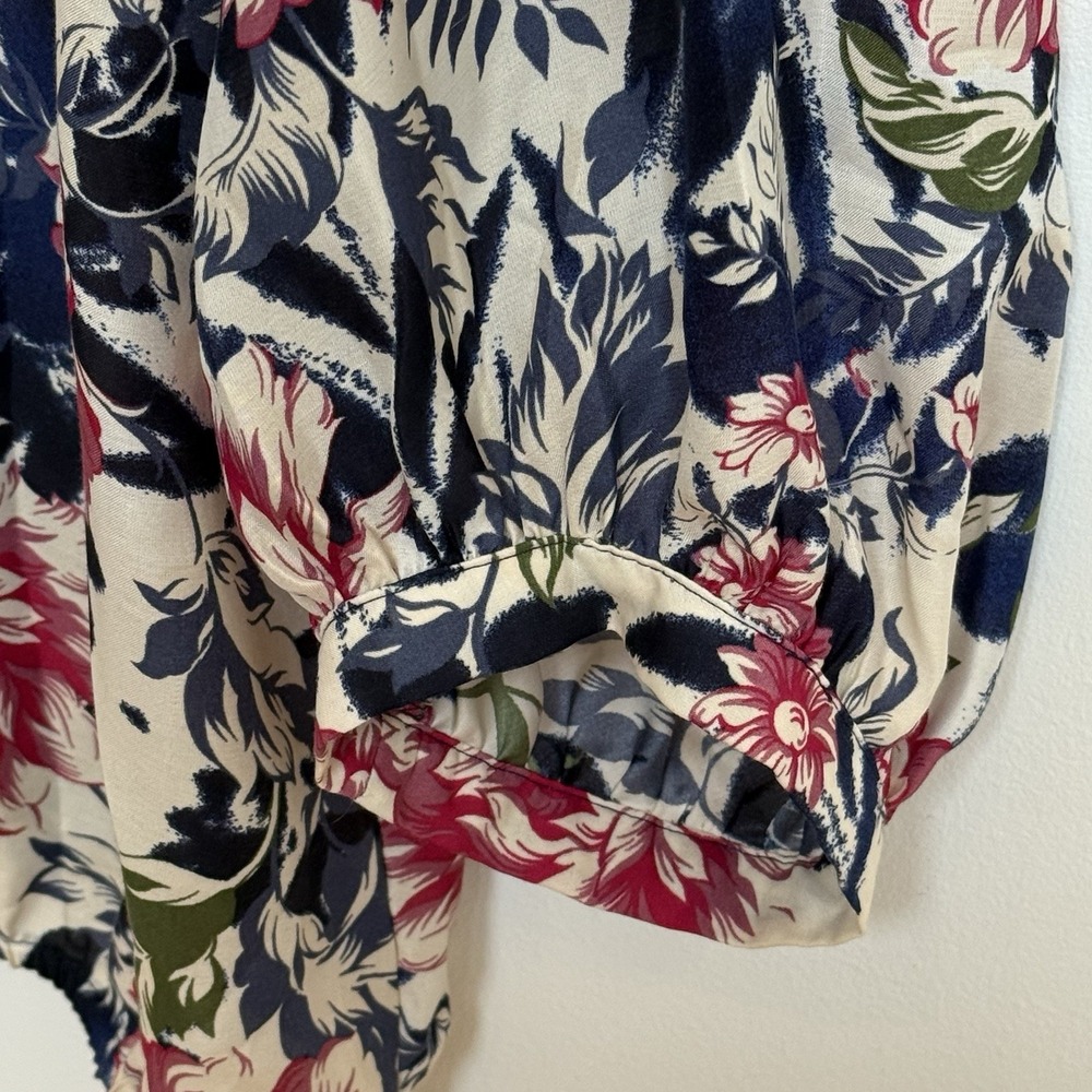Ann Taylor Loft Factory V-Neck Faux Silk Floral 3/4 Sleeve Top Medium Petite - Picture 4 of 8